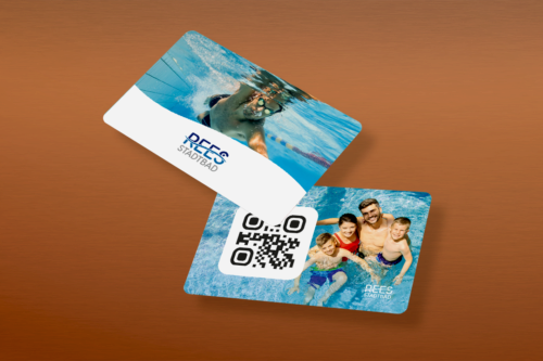 Diese Geldwertkarte ich eine sichere und kontaktlose Bezahlmöglichkeit in unserem online-Shop und an der Kasse.<div><br></div><div>Eine Auszahlung des Restguthabens ist nicht möglich.</div><div><br></div><div>Bei der Bezahlung mit dem Guthaben Ihrer Geldwertkarte profitieren Sie von folgenden Rabatten:</div>
