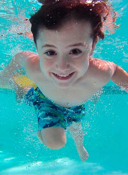 Sicheres Schwimmen ist wichtig! Ihr Kind lernt Grundtechniken im Schwimmen und Tauchen und erreicht das Seepferdchen.